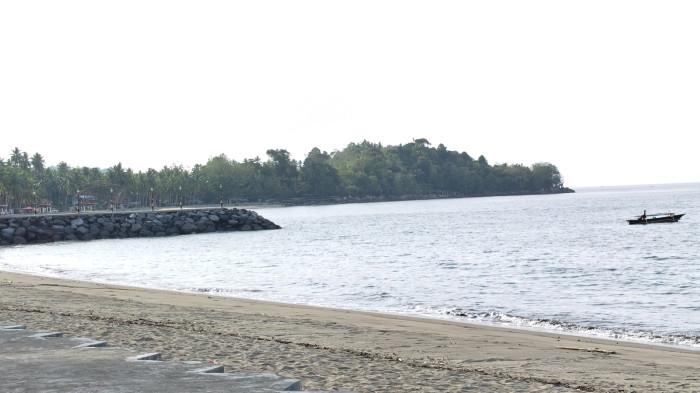 PANTAI - Kabupaten Boltara, Sulawesi Utara terkenal dengan objek wisata unggulannya yaitu Pantai Batu Pinagut. Lokasinya terletak di Desa Boroko, Kecamatan Kaidipang dan hanya memerlukan waktu sekitar 6 menit berjalan kaki dari ibu kota Kabupaten.