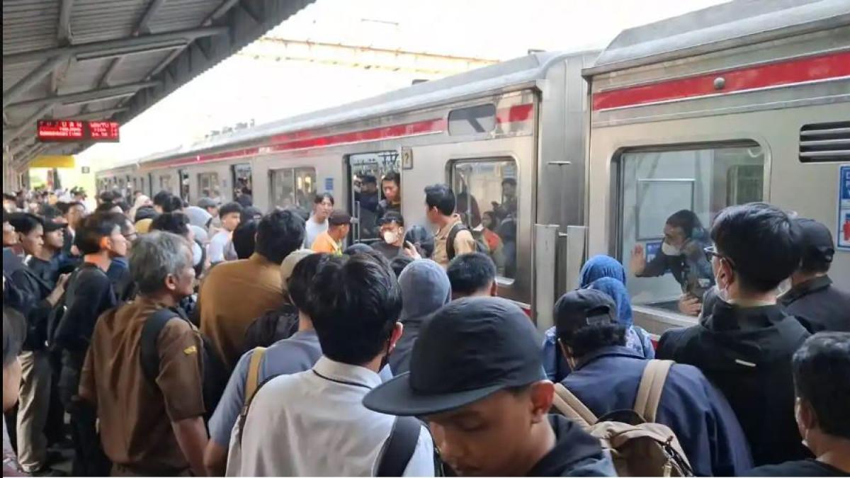 POLISI SELIDIKI - Polisi menyelidiki insiden siswi SMA yang tewas tertemper Kereta Rel Listrik (KRL) di Stasiun Jurangmangu, Tangerang Selatan, Banten, Senin (10/8/2026) sore