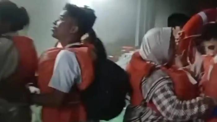 KAPAL TERBNAKAR - Penumpang KMP Putri Yasmin mengenakan jaket keselamatan saat proses evakuasi setelah kapal yang melayani rute Padangbai-Lembar dilaporkan terbakar di perairan Bali, Rabu (12/8/2026) dini hari.