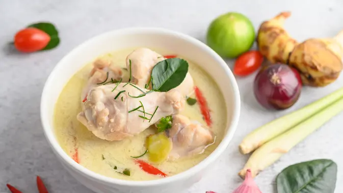 Resep Opor Ayam Kuning Tapi Versi Opor Ayam Putih (Credit: freepik.com)
