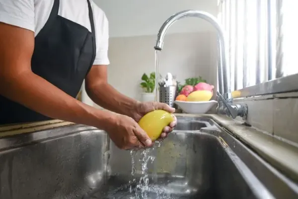 Ini Pentingnya Merendam Buah Mangga di Air Sebelum Dimakan