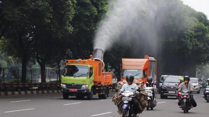 SIRAM AIR ATASI POLUSI- Aksi water mist yang dilakukan Dinas Lingkungan Hidup (DLH) DKI Jakarta di sejumlah ruas jalan ibu kota pada Jumat (19/9/2025).