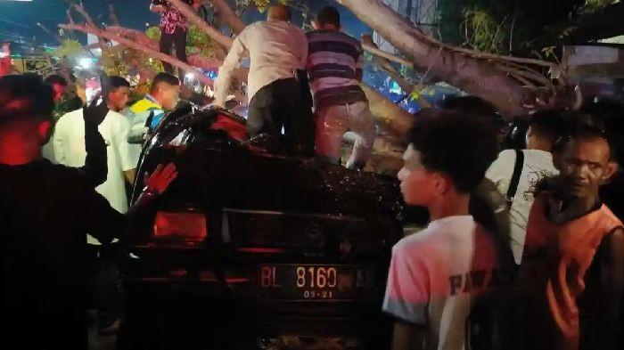 EVAKUASI PENUMPANG PIKAP - Polisi bersama warga mengevakuasi jasad penumpang mobil pikap yang terhimpit dengan pohon yang tumbang menimpa pikap di jalan nasional, di Gampong Krueng, Kecamatan Kota Sigli, Pidie, Selasa (11/8/2026). Akibat kejadian itu tujuh penumpang meninggal, lima penumpang lainnya dinyatakan selamat namun mengalami luka-luka.(Serambinews.com/Muhammad Nazar)