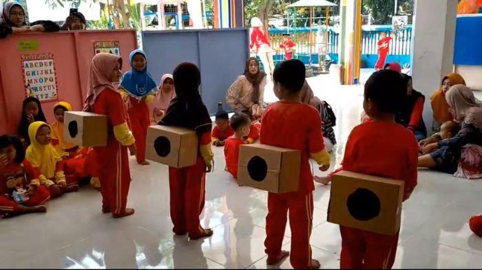 Lomba 17 Agustusan untuk anak dengan tema kardus goyang yang bakal bikin ngakak.
