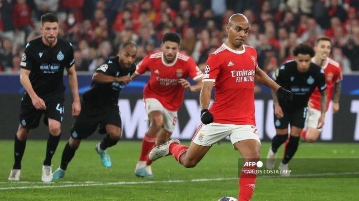 BENFICA MENANG TIPIS - Gelandang Benfica asal Portugal Joao Mario mencetak gol keempat timnya selama pertandingan sepak bola leg kedua babak 16 besar Liga Champions UEFA antara SL Benfica dan Club Brugge di stadion Luz di Lisbon pada 7 Maret 2023. (CARLOS COSTA / AFP)