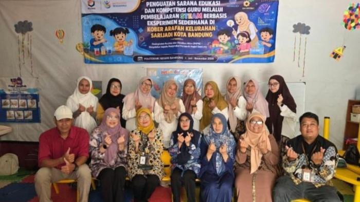 PELATIHAN - Sebagai bentuk implementasi Tri Dharma Perguruan Tinggi, khususnya pada bidang Pengabdian kepada Masyarakat, tim dosen Politeknik Negeri Bandung (Polban) melaksanakan program pelatihan peningkatan kompetensi guru Pendidikan Anak Usia Dini (PAUD) di Kober Arafah, Kelurahan Sarijadi, Kecamatan Sukasari, Kota Bandung. 
