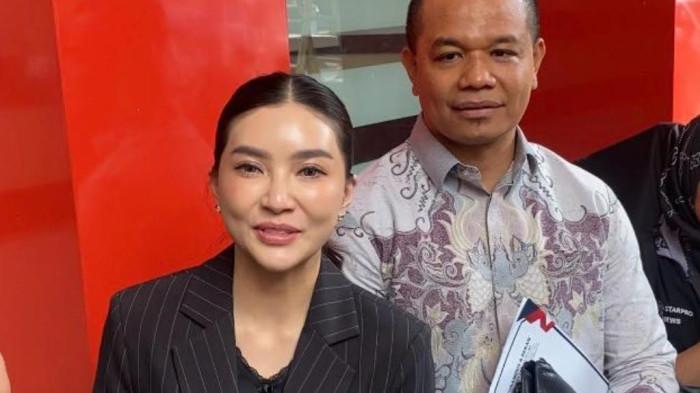KASUS PENCEMARAN NAMA BAIK - Sarwendah bersama tim kuasa hukumnya ditemui di Polres Metro Jakarta Selatan, Senin (29/6/2026). Sarwendah melaporkan lebih dari satu akun medsos yang diduga mencemarkan nama baik dan fitnah dirinya. (Tribunnews.com/Fauzi Alamsyah).