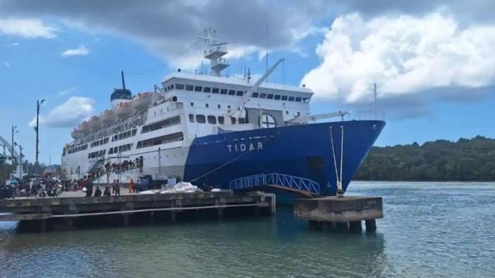 KM TIDAR - KM Tidar saat sandar di Pelabuhan Kijang, Kabupaten Bintan, Kepulauan Riau (Kepri). Tribun Batam/Ronnye Lodo Laleng