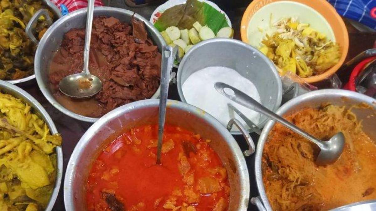 KULINER SOLO - Menu tradisional nasi liwet, gudeg sambel goreng, lontong opor sayur, dan lain-lain di Kartasura