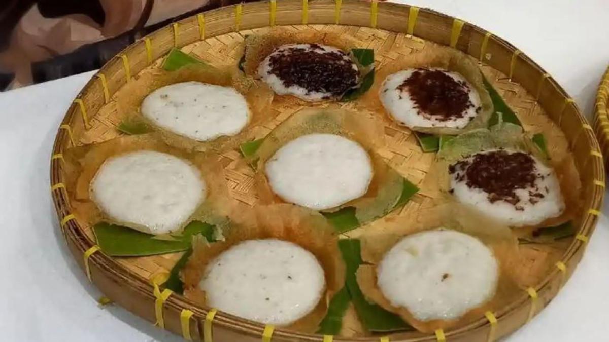 KULINER LEGENDARIS SOLO - Serabi Notosuman Ny. Lidia yang sudah berusia 1 abad di Solo, Jawa Tengah. Beginilah sejarah Serabi Notosuman.