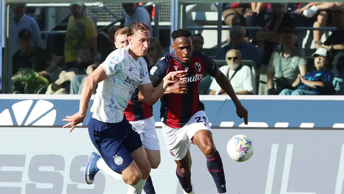 Francesco Pio Esposito dan Jhon Lucumi berebut bola dalam laga Liga Italia antara Bologna vs Inter Milan di Stadio Renato Dall'Ara, 23 Mei 2026. (Gianni Santandrea/LaPresse via AP)