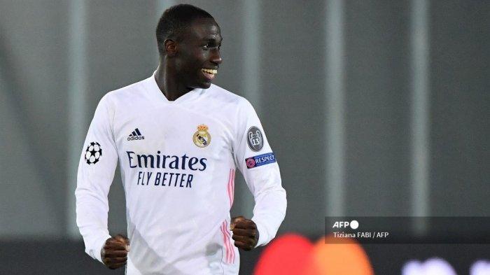 Bek Prancis Real Madrid Ferland Mendy melakukan selebrasi setelah membuka skor pada pertandingan leg pertama babak 16 besar Liga Champions UEFA Atalanta vs Real Madrid pada 24 Februari 2021 di stadion Atleti Azzurri d'Italia di Bergamo.Tiziana FABI / AFP