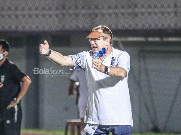 Pelatih Persib Bandung, Robert Rene Alberts, sedang memberikan intruksi kepada para pemainnya dalam laga pekan keempat Liga 1 2021 di Stadion Indomilk Arena, Tangerang, Banten, 23 September 2021.