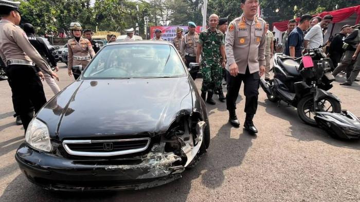 POLISI TEWAS DITABRAK- Polrestabes Bandung memperlihatkan barang bukti sedan Honda Ferio yang digunakan tersangka A saat berkendara dalam kondisi mabuk dan menabrak Aiptu Asep hingga meninggal, Rabu (11/8/2026) di Mapolrestabes Bandung, Kota Bandung.(KOMPAS.COM/AGIE PERMADI)