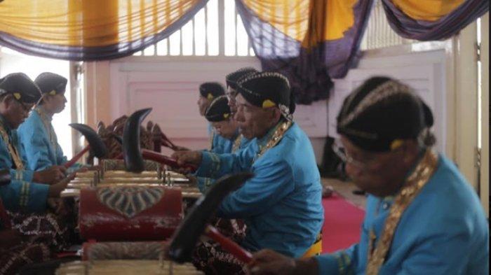 Abdi dalem Keraton Yogyakarta menabuh gamelan Kyai Guntur Madu di komplek Masjid Gede Kauman, Kota Yogyakarta, Senin (4/11/2019). Gamelan pusaka Kiai Guntur Madu dan Kiai Nogo Wilogo akan ditabuh selama tujuh hari dalam rangka memperingati Maulid Nabi Muhammad SAW.
