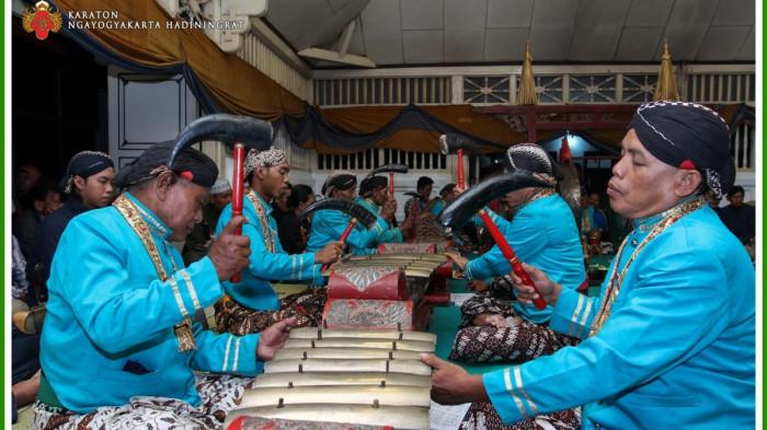 Para Abdi Dalem menabuh gamelan sekaten. (kratonjogja.id)