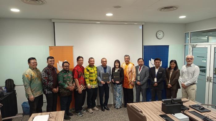 Rombongan Universitas Mahkota Tricom Unggu dipimpin