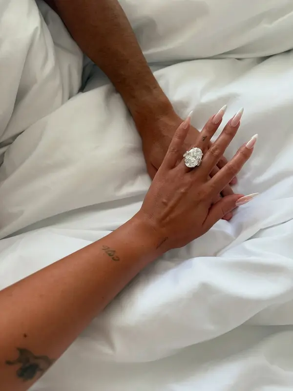 Cincin tunangan Georgina Rodriguez yang dipersembahkan Cristiano Ronaldo untuk kekasihnya. (dok. Instagram @georginagio/https://www.instagram.com/p/DNOPitPoAgN/Dinny Mutiah)