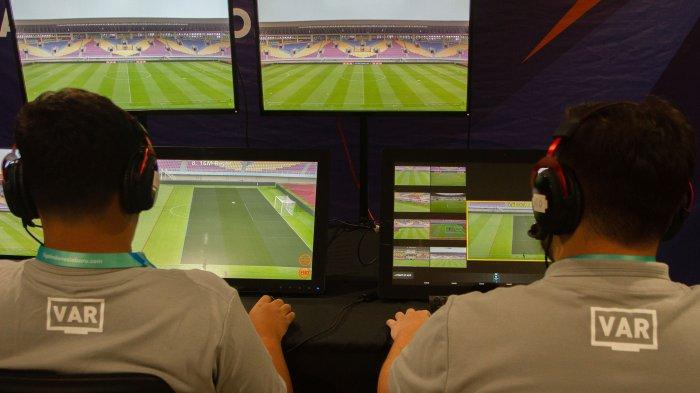 Petugas Video Assistant Referee (VAR) di VAR Room Stadion Manahan, Solo pada Kamis (7/3/2024) sore. Penerapan VAR dilakukan saat laga final Elite Pro Academy (EPA) U-20 antara Persis Solo vs Persita Tangerang. TRIBUNNEWS/Muhammad Nursina