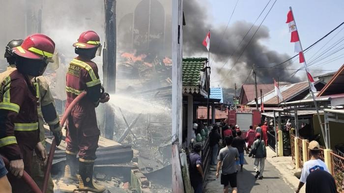 KEBAKARAN-Kebakaran hebat melanda kawasan padat penduduk di Kelurahan Pengantungan, Kecamatan Ratu Samban, Kota Bengkulu, Rabu (12/8/2026) sekitar pukul 11.20 WIB.