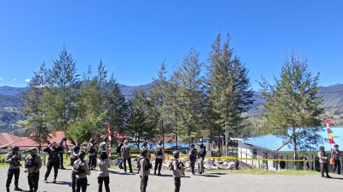 PEMBAKARAN - Personel Satreskrim Polres Puncak melakukan olah tempat kejaidan perkara pembakaran sjumlah kantor pemerintahan Kabupaten Puncak, Papua Tengah, Rabu (12/8/2026). Garis polisi dipasang.