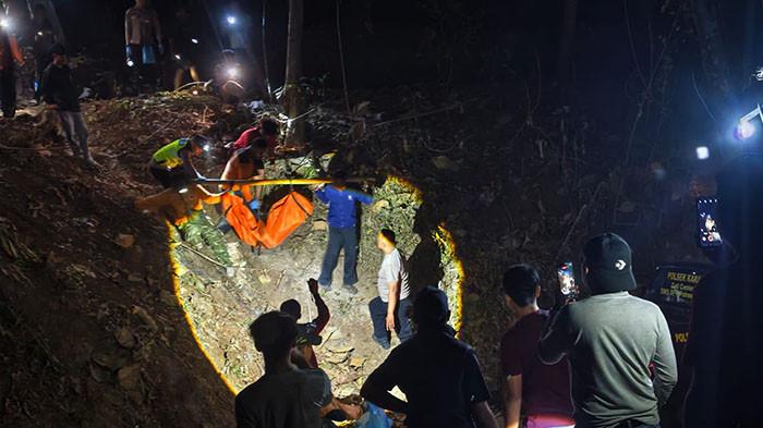 MAYAT TERBORGOL - Evakuasi mayat laki-laki di sebuah tegalan di Dusun Bengle, Desa Temboro, Kecamatan Karangtengah, Wonogiri, Jawa Tengah, Selasa (11/8/2026) sore. Yang membuat penemuan tersebut menjadi perhatian, jenazah pria itu ditemukan dalam kondisi kedua tangannya terborgol.