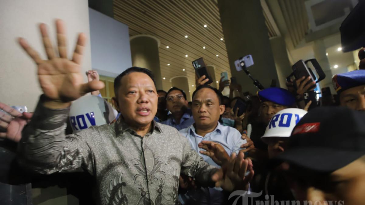 FEBRIE ADRIANSYAH DITAHAN - Mantan Jaksa Agung Muda Bidang Tindak Pidana Khusus Febrie Adriansyah menjawab pertanyaan wartawan seusai menjalani pemeriksaan di Kejaksaan Agung, Jakarta, Jumat (24/7/2026). Kejaksaan Agung resmi menahan Febrie Adriansyah sebagai tersangka dugaan tindak pidana pencucian uang (TPPU).