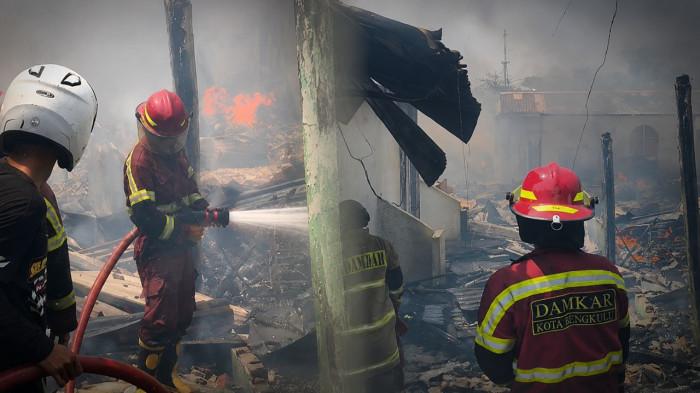 KEBAKARAN-Kebakaran hebat melanda kawasan padat penduduk di Kelurahan Pengantungan, Kecamatan Ratu Samban, Kota Bengkulu, Rabu (12/8/2026) sekitar pukul 11.20 WIB.