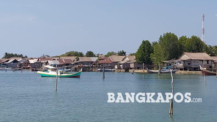 RUMAH SUKU SAWANG – Sejumlah rumah suku sawang yang berada di tepi laut Desa Kumbung, Kecamatan Lepar, Rabu (12/6/2026). Kini keberadaan Suku Sawang di desa itu kian berkurang karena minimnya regenerasi.