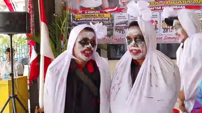HUT RI - Sejumlah peserta mengikuti lomba merias dan mengenakan kostum pocong di Terminal Kampung Rambutan, Ciracas, Jakarta Timur pada Rabu (12/8/2026). Perlombaan yang diikuti karyawan PO bus dan warga terminal itu menjadi salah satu rangkaian perayaan HUT ke-81 Republik Indonesia, selain karaoke, kursi berantai, tenis meja, dan tarik tambang.