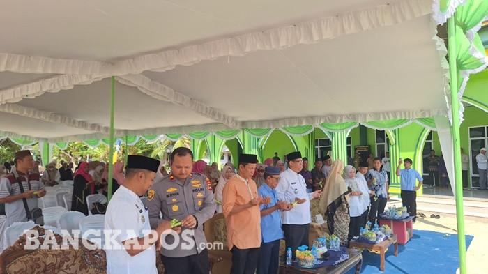 TRADISI -- Yahya (76) bersama para tamu undangan dan warga, saat melaksanakan puncak tradisi Rebo Kasan di Dusun Tamberan Desa Air Anyir, Kecamatan Merawang, Kabupaten Bangka, Rabu (12/8/2026).