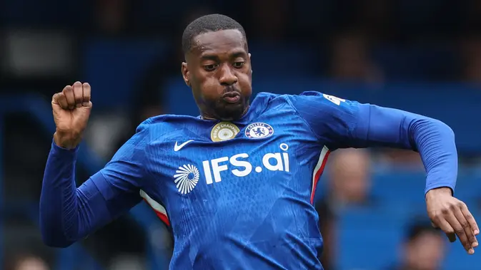 Tosin Adarabioyo tidak mampu memberikan rasa aman di lini belakang sejak awal laga. Ia tampil buruk di babak pertama dan harus diganti lebih cepat dari yang diharapkan. (AFP/Adrian Dennis)
