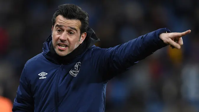 Marco Silva. Pelatih asal Portugal berusia 44 tahun ini telah menangani 3 klub EPL, yaitu Hull City, Watford dan Everton. Prestasi terbaiknya dalah membawa Everton finish di posisi 8 pada musim debutnya 2018/2019. Musim 2021/2022 ini ia menangani Fulham di Championship. (AFP/Oli Scarff)