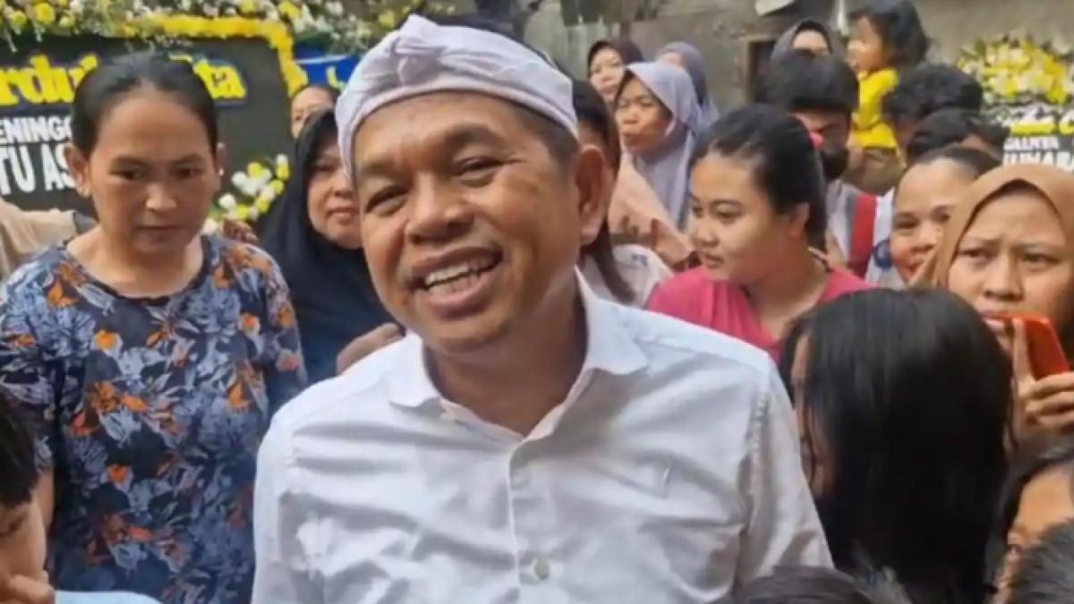 TABRAK LARI - Gubernur Jabar Dedi Mulyadi saat mendatangi rumah duka anggota polisi yang menjadi korban tabrak lari, Senin (10/8/2026) di Gang Gumuruh VI, kecamatan Batununggal, Kota Bandung. Mahasiswa penabrak Aiptu Asep Suhara di Bandung mengaku tak sadar seret korban puluhan meter. Pelaku kemudikan mobil oknum TNI dalam kondisi mabuk.