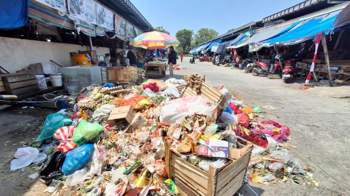 PENUMPUKAN SAMPAH- Terjadi penumpukan sampah di kawasan Pasar Tenguyun Kota Tarakan Kalimantan Utara, Rabu (12/8/2026). Sudah tida minggu tidak diangkut petugas.