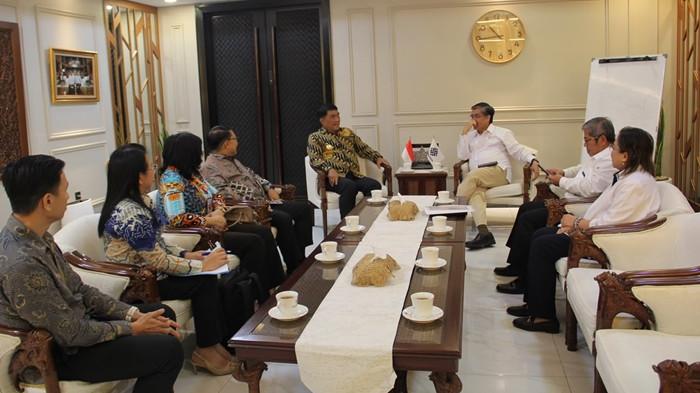 Gubernur Sulawesi Utara (Sulut) Yulius Selvanus Komaling (YSK) bertemu Menteri Ketenagakerjaan 1