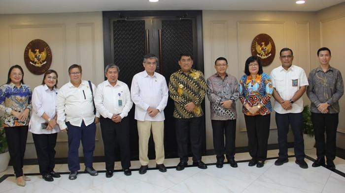 Gubernur Sulawesi Utara (Sulut) Yulius Selvanus Komaling (YSK) bertemu Menteri Ketenagakerjaan 3