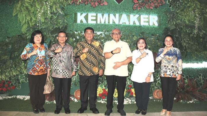 Gubernur Sulawesi Utara (Sulut) Yulius Selvanus Komaling (YSK) bertemu Menteri Ketenagakerjaan 4