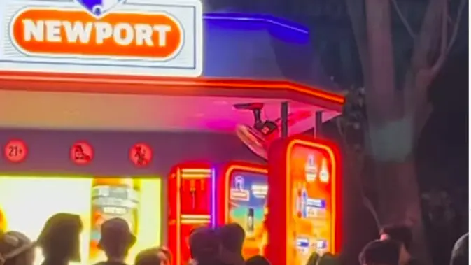 Tangkapan layar video viral yang memperlihatkan dugaan challenge hafalan Al-Qur'an berhadiah minuman keras (miras) di sebuah booth sponsor saat gelaran The Sounds Project di Ancol, Pademangan. (Istimewa)