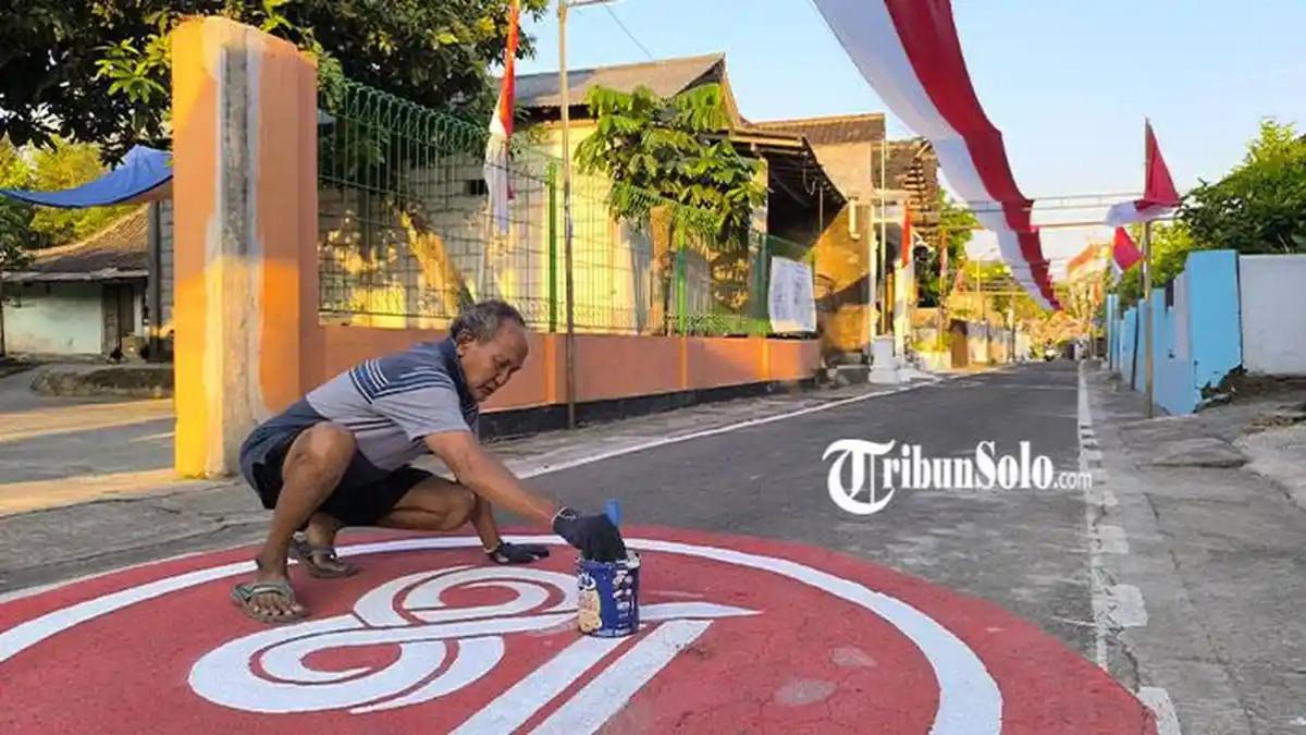 BENDERA PANJANG - Bendera panjang dan lampu hias ramaikan perayaan HUT RI ke-81 di Dukuh Kendon, Desa Karang, Kecamatan Delanggu, Kabupaten Klaten, Jawa Tengah, Selasa (11/8/2026). Pemasangan berbagai ornamen tersebut dilakukan secara gotong royong oleh warga. Tak hanya memasang lampu hias, masyarakat juga membuat sendiri bendera yang digunakan untuk menghiasi lingkungan.