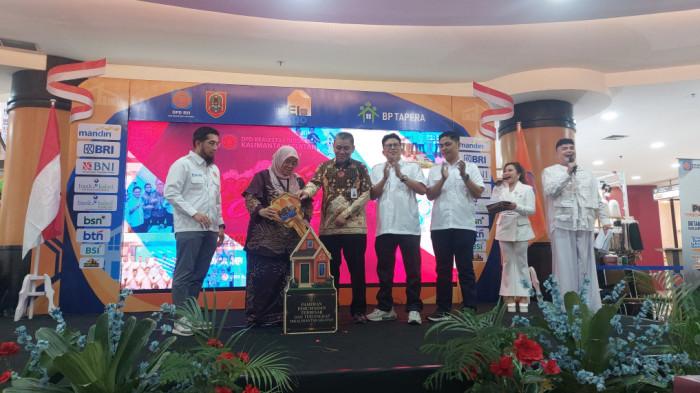 Peresmian pembukaan REI Kalsel Expo ke 20 ditandai memasukan kunci rumah ke miniatur rumah