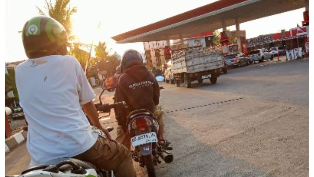 ANTREAN SPBU JOMBOR - Pemandangan SPBU Jombor, Sukoharjo, Jawa Tengah pada Selasa (11/8).
