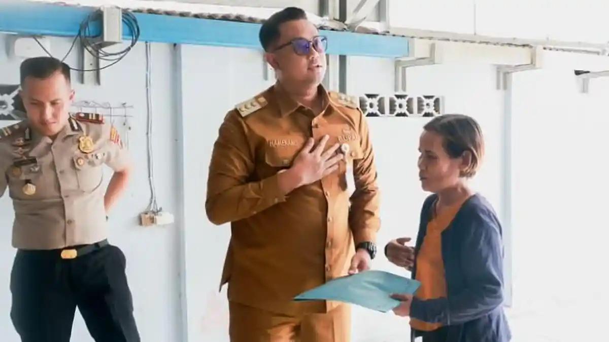 KABAR KLATEN - Bupati Klaten Hamenang Wajar Ismoyo menyerahkan bantuan kepada keluarga korban meninggal dunia akibat tersengat listrik di Kelurahan Mojayan, Kecamatan Klaten Tengah, Senin (10/8/2026).