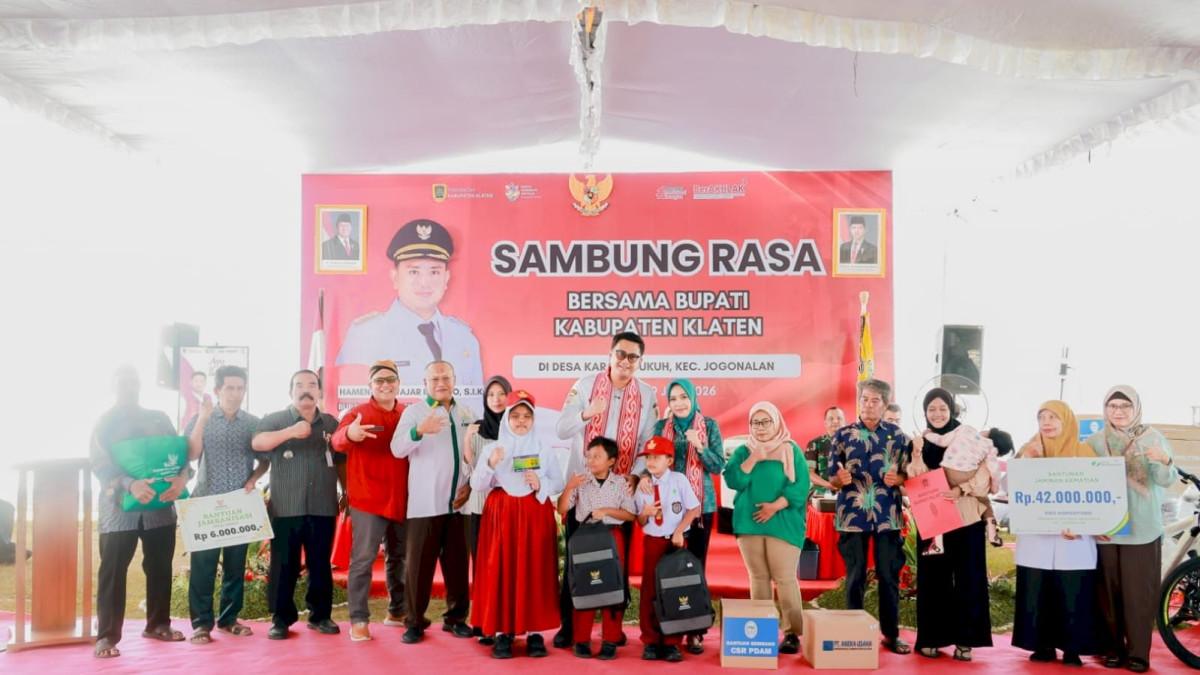 SAMBUNG RASA KLATEN - Bupati Klaten Hamenang Wajar Ismoyo bersama penerima bantuan pada kegiatan Sambung Rasa di Desa Karangdukuh, Kecamatan Jogonalan, Rabu (29/7/2026).