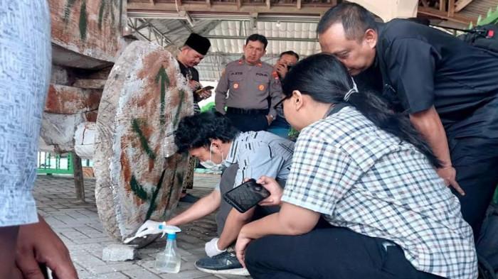 PEMBERSIHAN - BPK Jatim bersama Disparbud Kediri saat pembersihan cat bekas vandalisme Cikar Mbah Gleyor di Kandat Kabupaten Kediri, Rabu (12/8/2026).