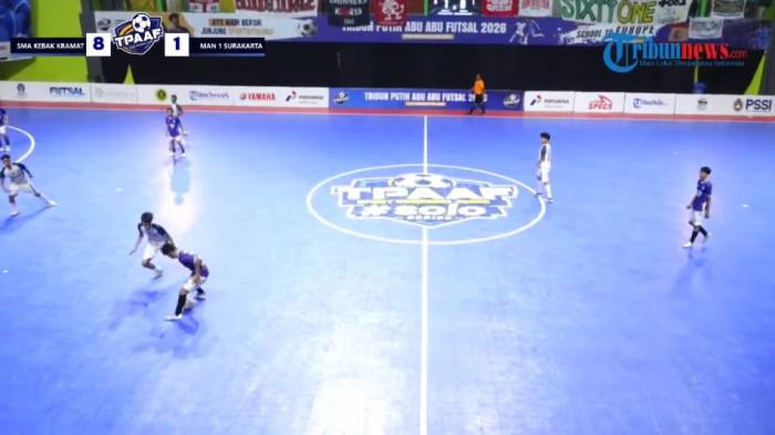 AKSI PEMAIN - Pemain SMAN Kebakkramat dan MAN 1 Surakarta berduel dalam laga TPAAF Solo Series 2026 Day 2 di GOR UTP Surakarta, Rabu (12/8/2026). SMAN Kebakkramat menang telak 8-1.