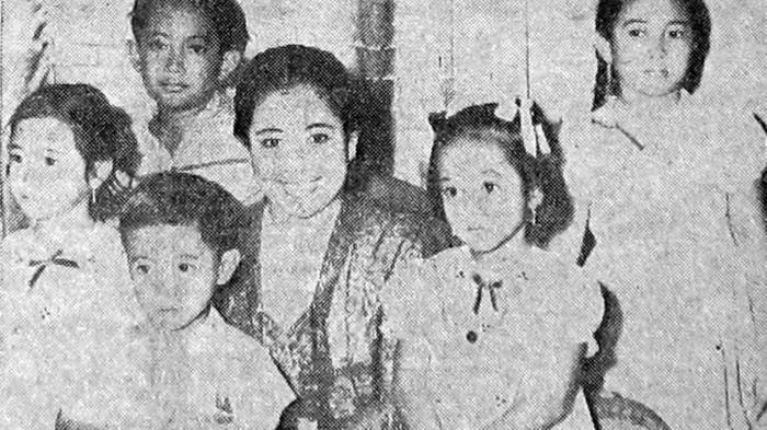Fatmawati, istri Ir Soekarno yang menjahit bendera merah putih