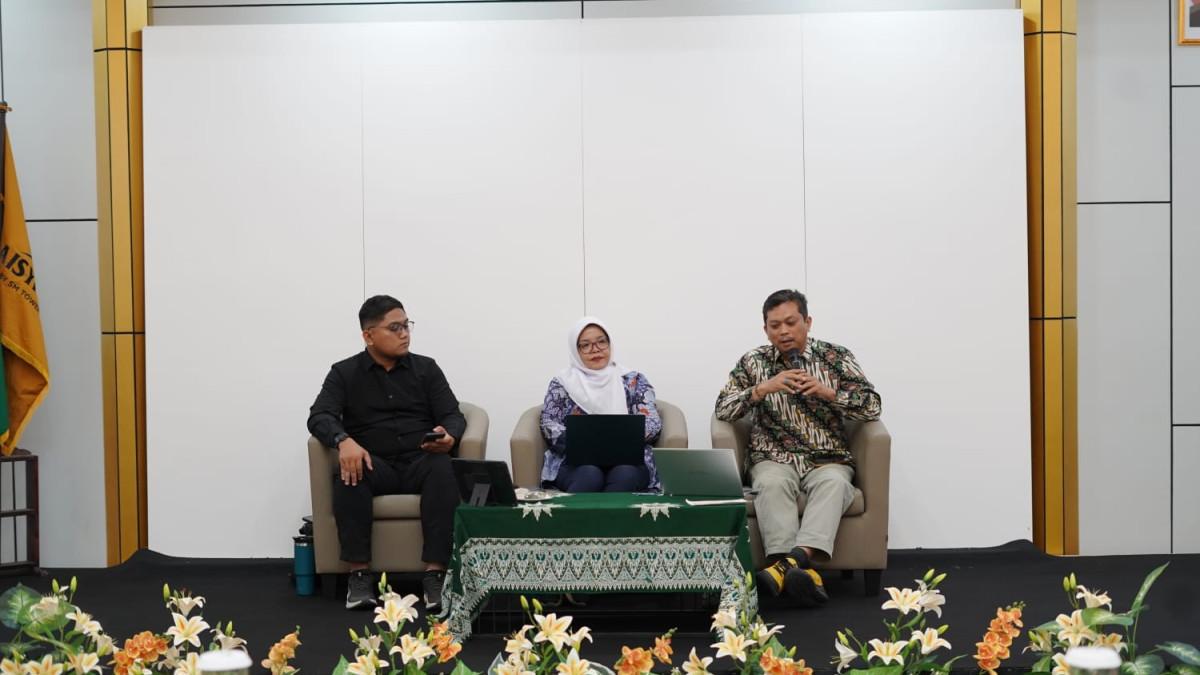 LAYANAN PENGADUAN MASYARAKAT - Harry Eko Ujiantoro Basuki, selaku profesional ISO Auditor and Personal Competency Assessor menyampaikan materi saat Rapat Evaluasi Pengaduan Klaten 2026 di Room Meeting Aisyi Tower, Selasa (11/8/2026).