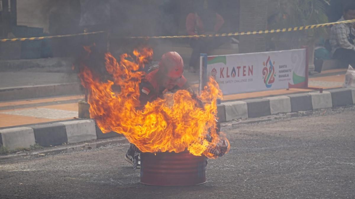 EVENT DI KLATEN - Peserta mengikuti simulasi pemadaman api dalam Klaten Fire Safety Challenge 2026 di Alun-Alun Klaten, Selasa (11/8/2026). 