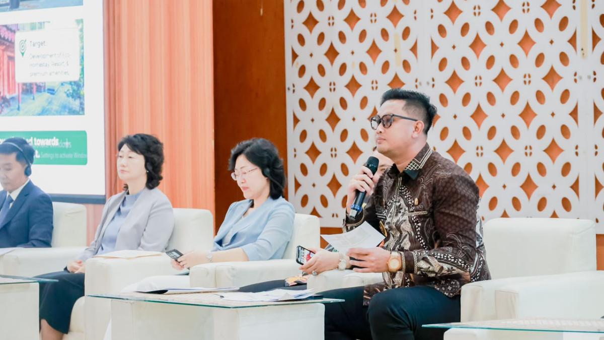 KLATEN KERJA SAMA INTERNASIONAL - Bupati Klaten Hamenang Wajar Ismoyo memaparkan potensi Kabupaten Klaten dalam forum kerja sama pemerintah daerah Indonesia dan Tiongkok. Sektor pertanian, pariwisata, industri, hingga peluang investasi menjadi bagian dari potensi yang ditawarkan.